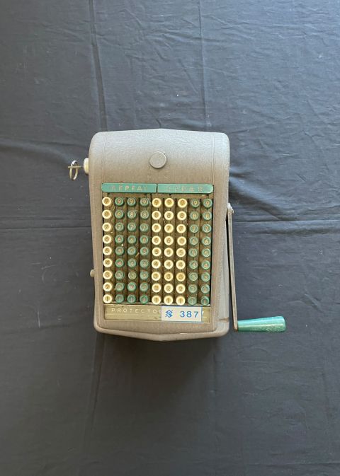 Máquina de preencher e proteger cheques