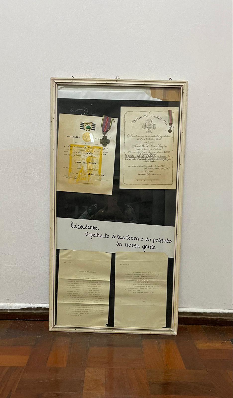 Quadro com Diplomas e Medalhas da Constituição